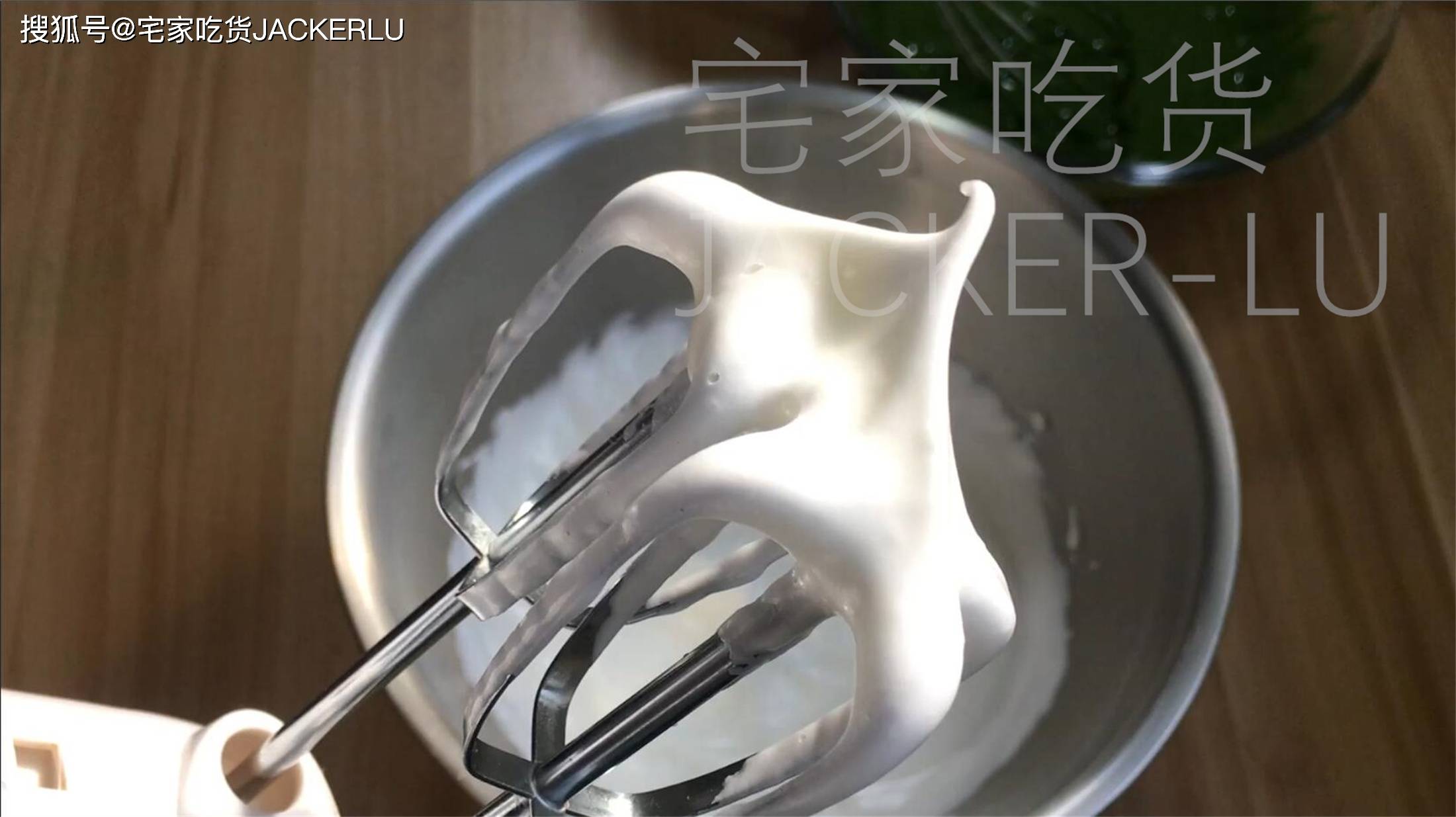 5,蛋清3个,柠檬汁6克,先打发出大的鱼眼泡.