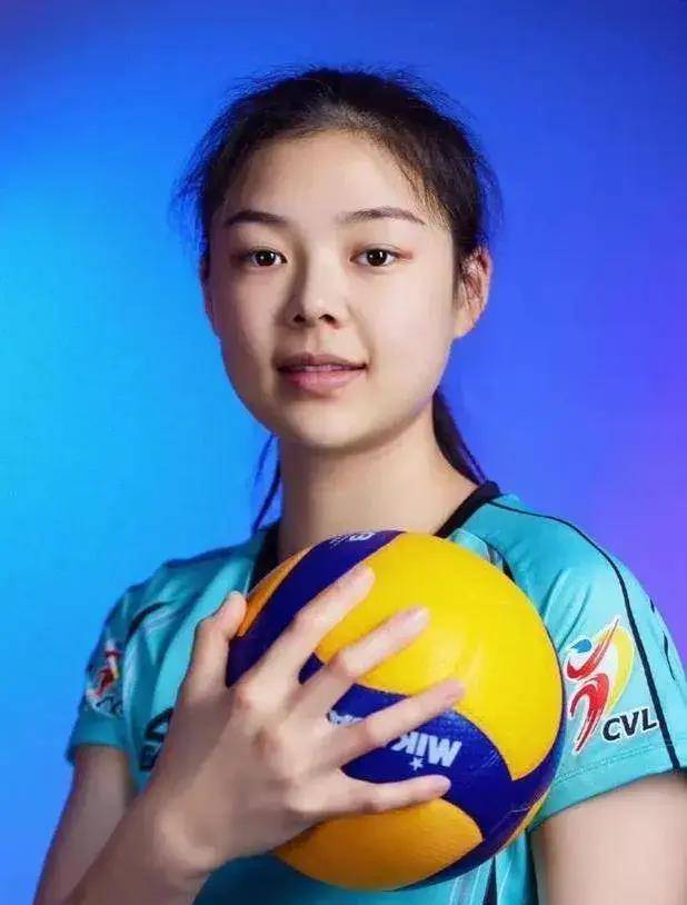 毛钧怡的技术风格与"北长城"颜妮相似,具有高弹跳,充足的力量和快速的