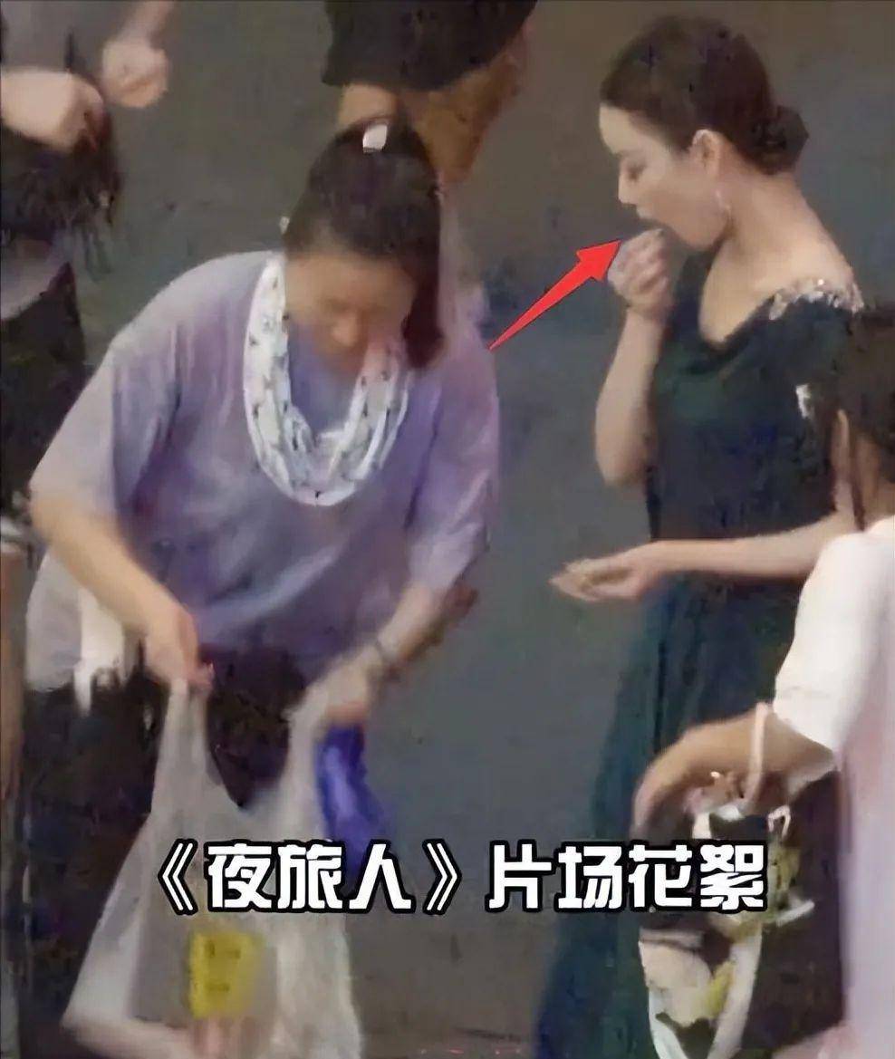 原创助理跪地举高话筒换鞋两人伺候明星的贵族待遇就停不了