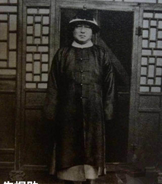 这一位第十二代一等延恩侯朱煜勋也没有多么惦记自己的祖辈,反而和