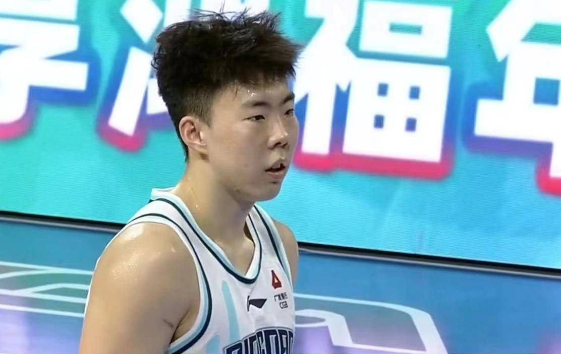 易方再次出手,阿尔斯兰命中投篮,古德温突破,徐玉琢也突破,埃格贝努空