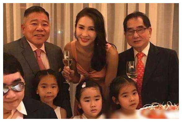 原创黎姿教女儿泡脚养生共享高大上豪宅内景母女亲昵交流