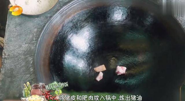 更令人费解的是黄磊做菜的方式.我们都知道粥是用水煮的.