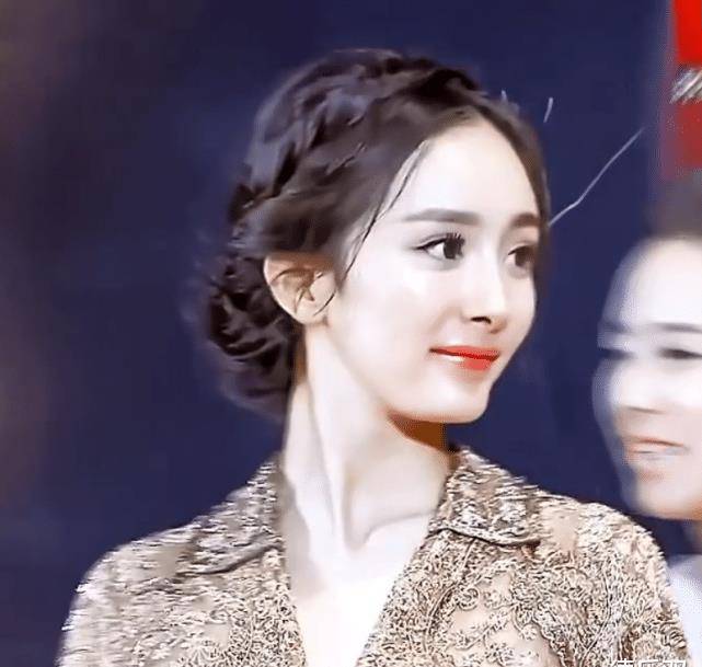 原创杨幂在台上满脸都是胶原蛋白看清台下才知打光有多重要