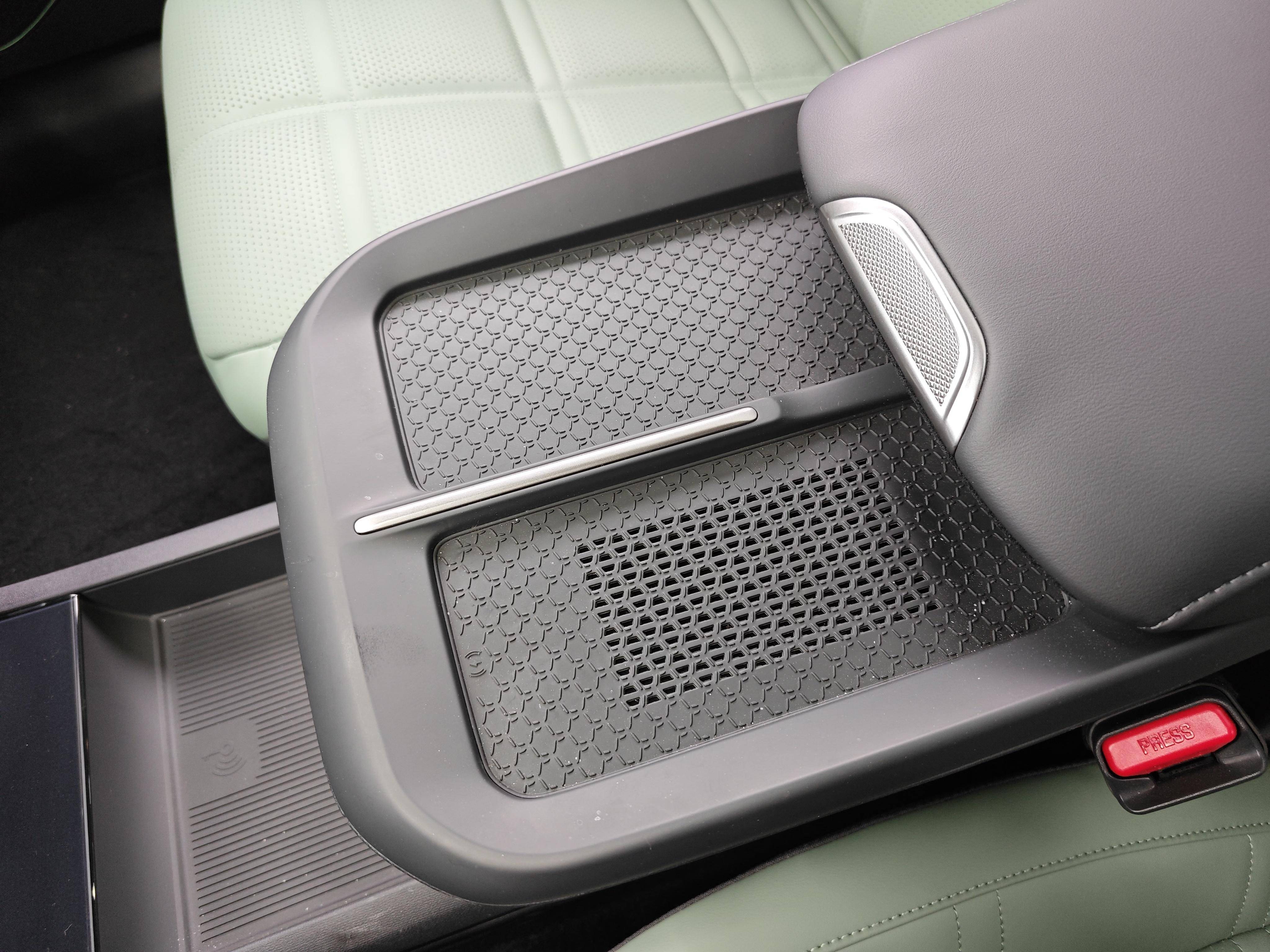 并且主驾位头枕配备扬声器,可以独立播报导航信息拉开后车门,3米轴距