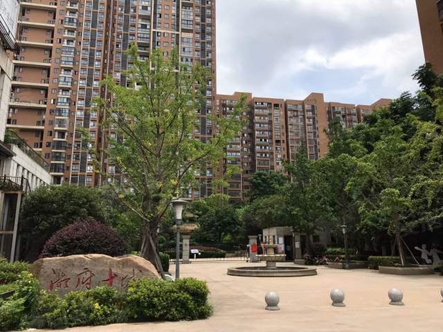 37万地铁:板塘冲(5号线)学校:泰禹三小建成年份:2012年房屋楼层:房屋