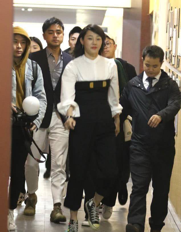 原创白百合胖成啥样了白衬衣搭黑色抹胸连体显粗壮双下巴太有肉感