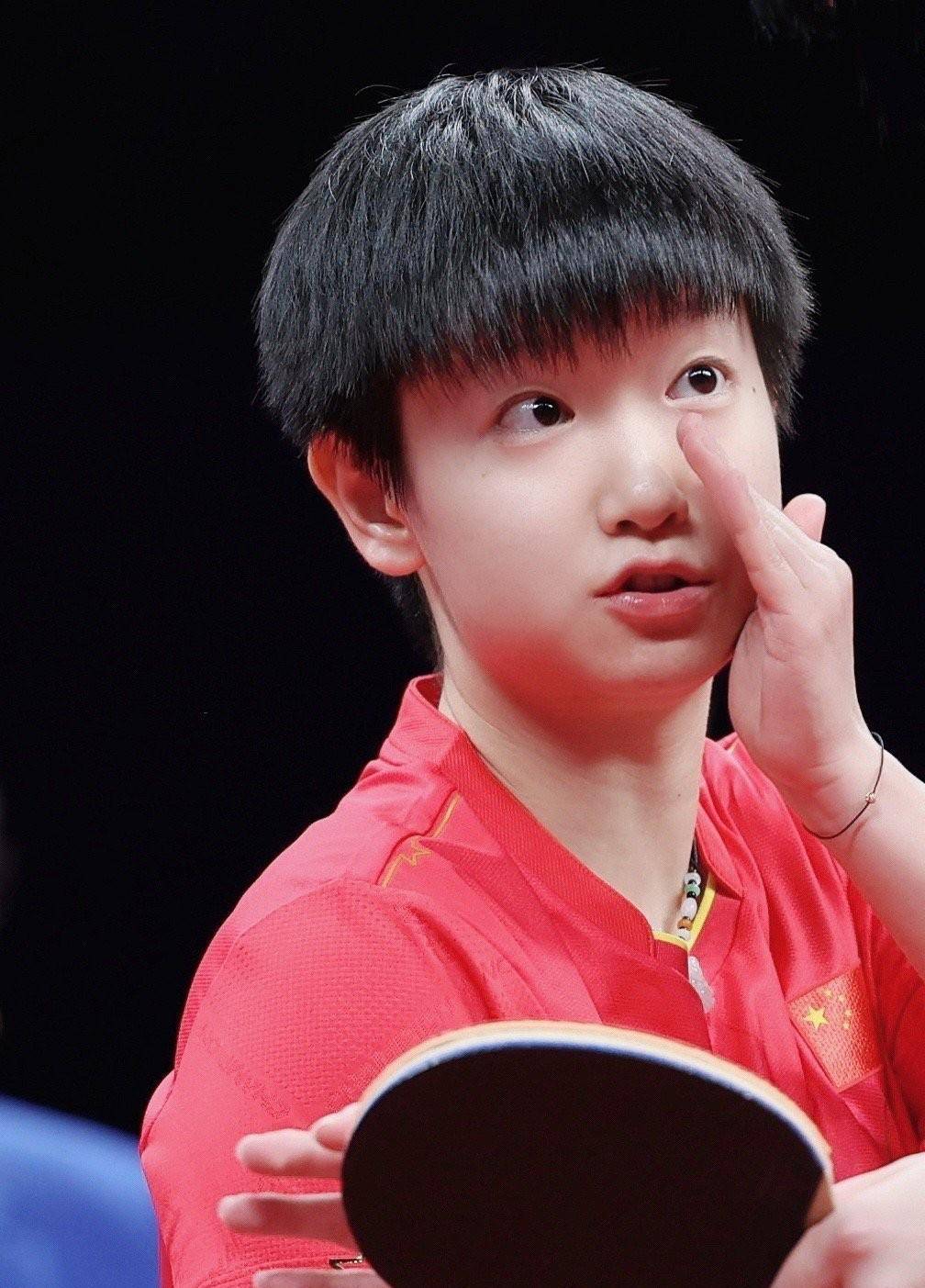 国乒凌晨出征仁川,孙颖莎可爱,马龙儒雅,陈梦有些困