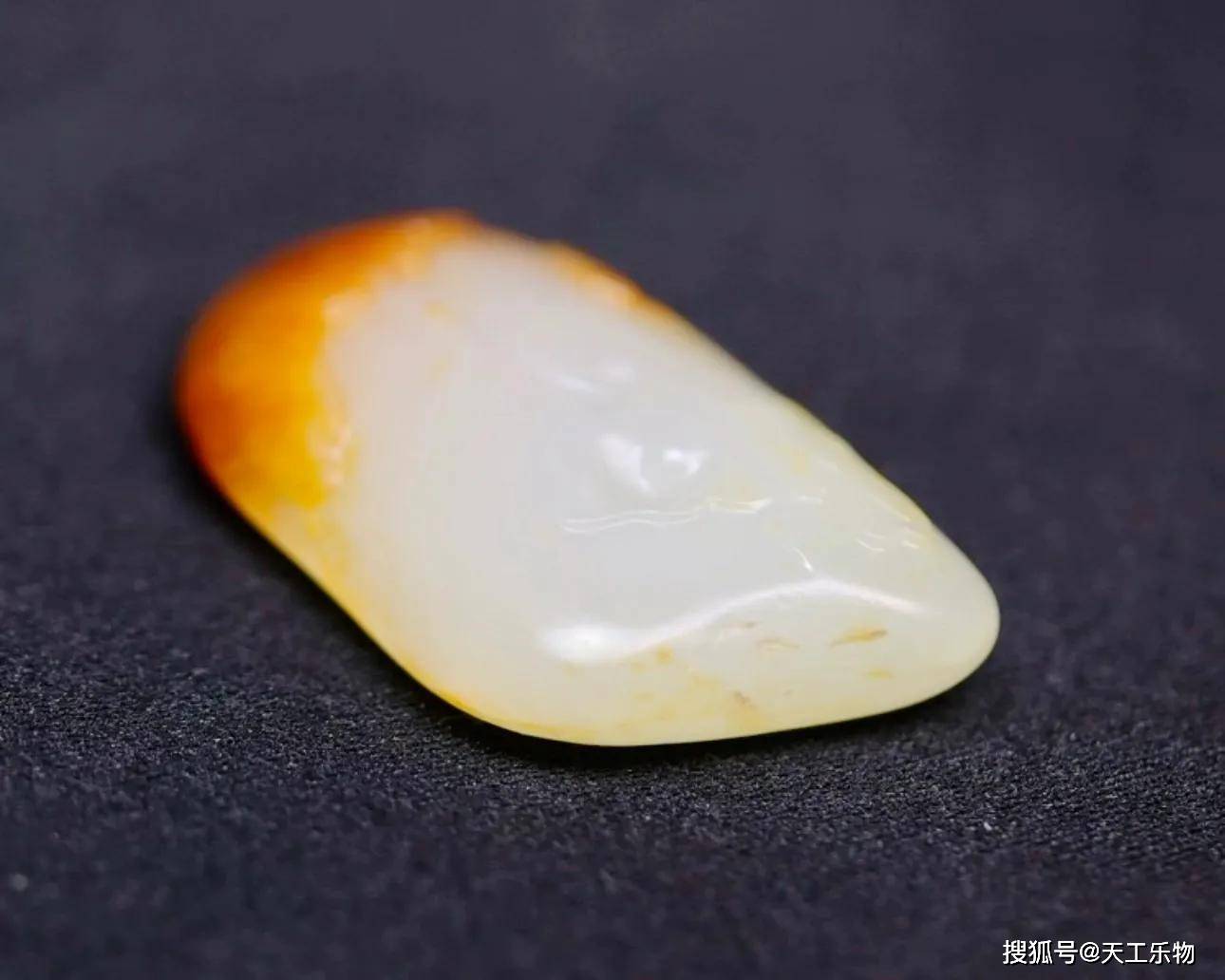 红皮白肉69无论什么时候,都是和田玉玩家最爱的皮色籽料,也是和田