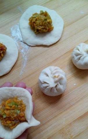 周末媳妇在家做的小笼包子皮松软味清香真好吃做法超级详细