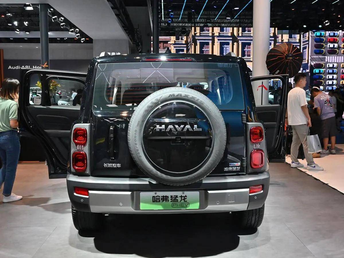 追求与外观相符的风格,副驾驶设计了固定式的扶手,也是越野车比较常规