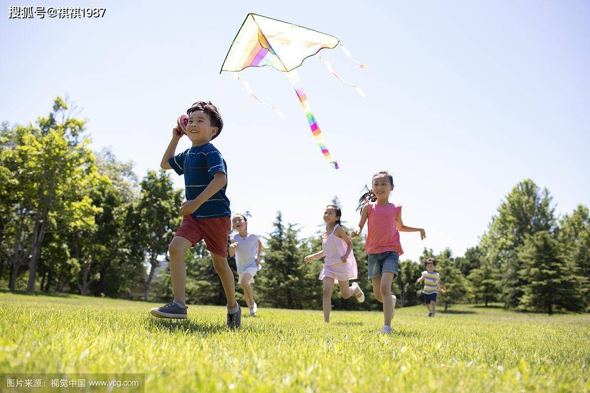 带孩子们去放风筝,他们玩的很开心,童年的快乐就是这么简单