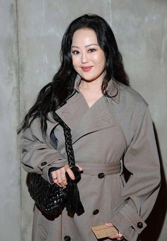 秀打扮素雅,与章小蕙罕见同框,对方雍容华贵显富态_时尚_张晓慧_生活