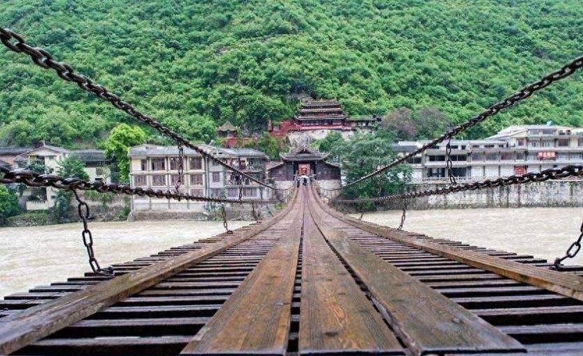 由13根铁链和1万多个铁环构成的泸定桥,在清朝到底是怎么建成的_桥梁_