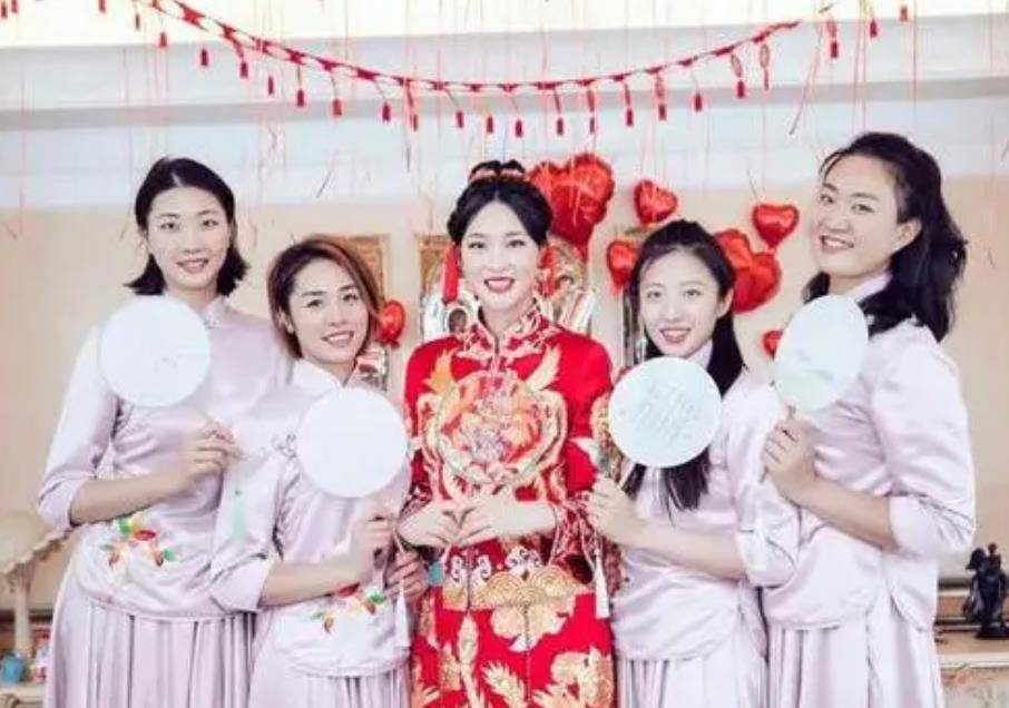 丁霞穿礼服的照片就曾引起网友热议,而身高180cm的丁霞虽长相清秀