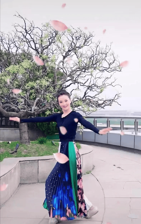 原创49岁王艳在2亿豪宅里跳舞自拍穿针织衫半身裙美得像换了个人