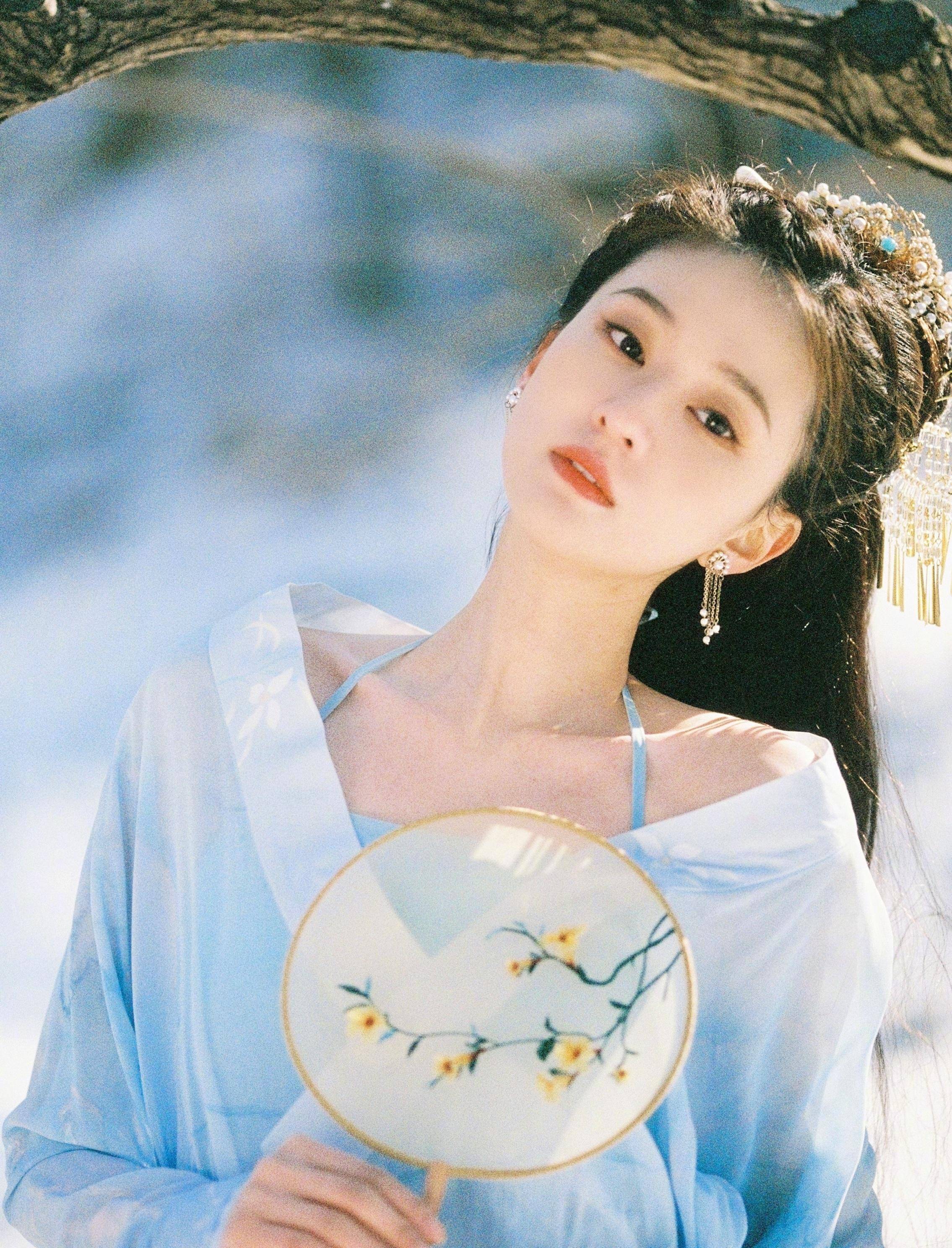 女星李沁和乔欣同晒雪景写真哪个拍得好看