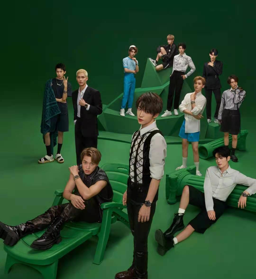 into1外国成员米卡被批没素质,用脚踩飞机靠板还发