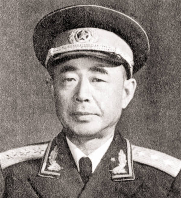 就在此时,陈光匆匆走进指挥所,目不斜视地走向地图旁边.