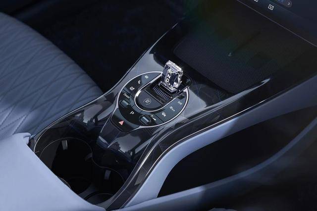 2024款比亚迪海豹荣耀版的车身尺寸为:4800*