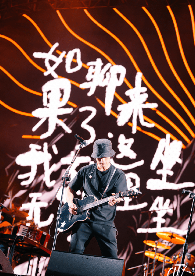 赵雷,1986年出生于北京市,中国内地民谣男歌手,词曲创作者,2010年