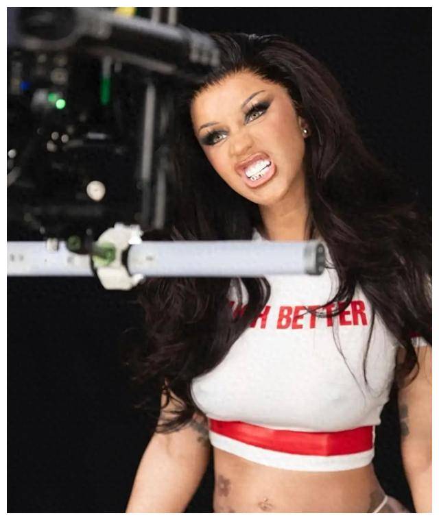 哎呀呀,各位吃瓜群众们,今天小编给大家带来了一个"惊喜",卡迪·b