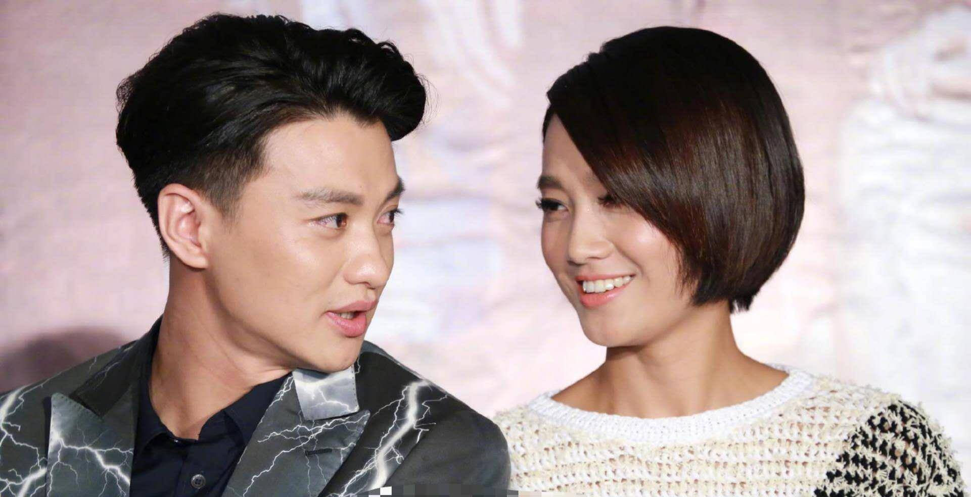 朱丹与女儿穿亲子装手牵手逛公园,一看就是外婆的手艺,周一围或成小