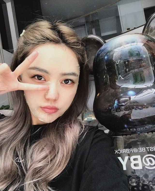 随后扒出了当天和周扬青同撑一把伞的男子应该就是好利来的总裁罗昊