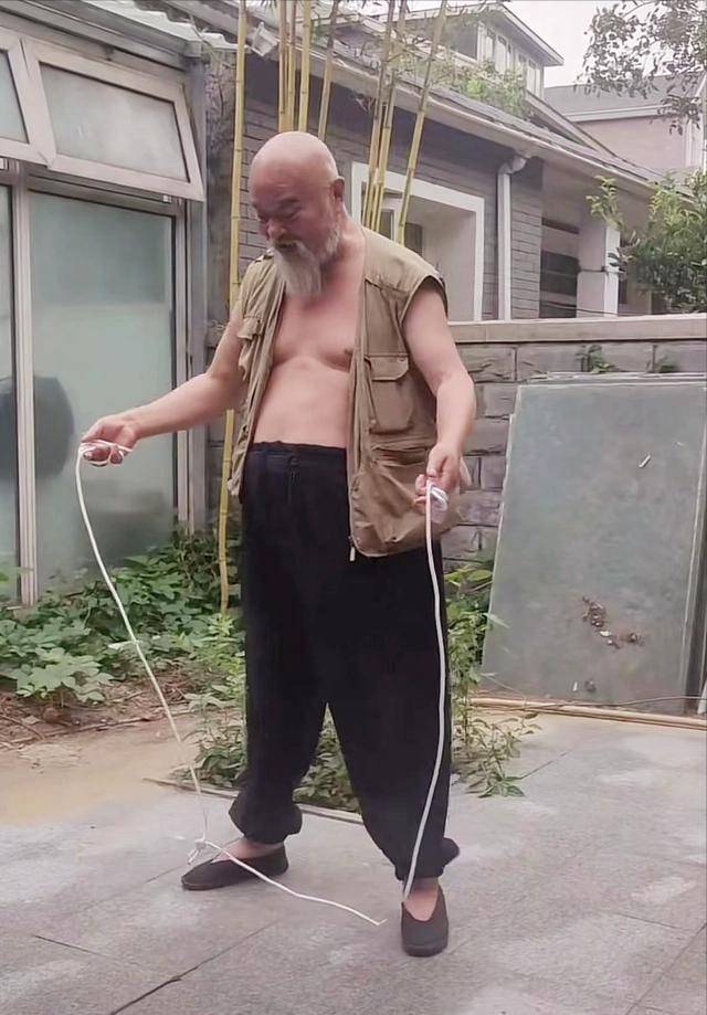 原创演员李琦不顾医生劝阻每天2包烟顿顿8两白酒今身体状况如何