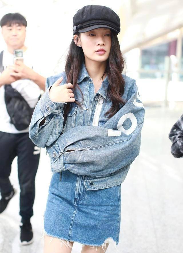 李沁一身牛仔走机场蕾丝吊带配短裙让人看了移不开眼
