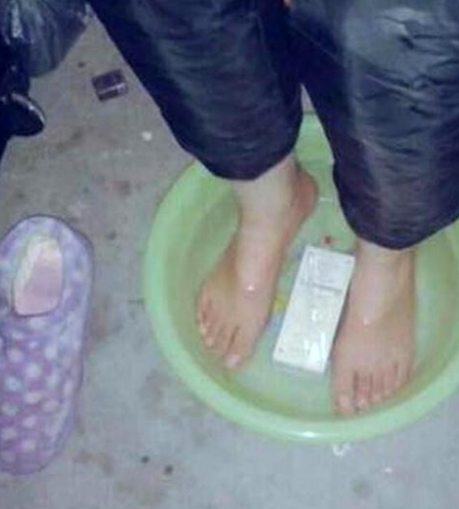 原创学生在宿舍逼出来的艰辛西瓜泡面不算啥洗脚水热牛奶谁能忍