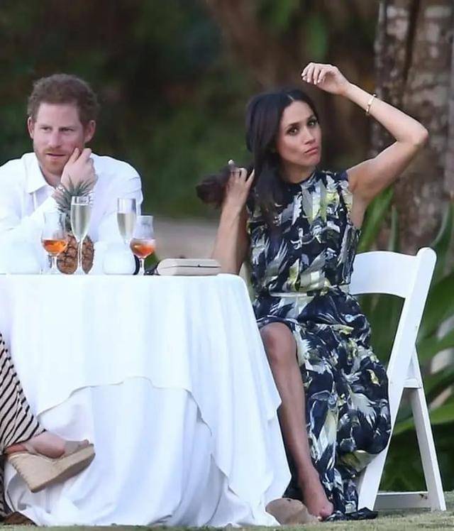 原创梅根哈里彻底放开梅根公众下穿碎花裙甩掉鞋变化大哈里变小胖墩