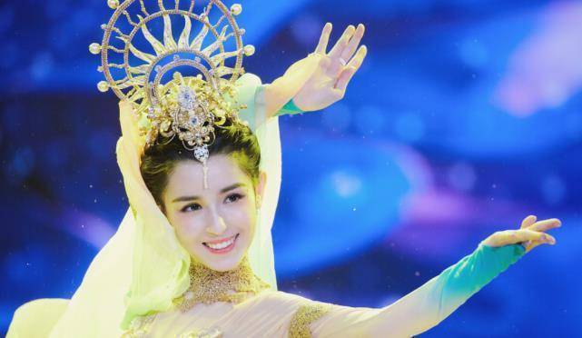 原创哈妮克孜全副武装出门采购在超市疯狂凹造型衣服拖地也不在乎