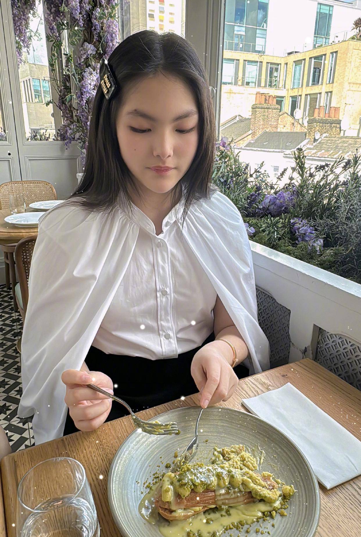 王诗龄回国穿近4万套装,发夹3000多,手机壳超500,却被吐槽老气