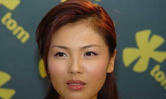 那个时候的刘涛眼睛挺小的,脸型也不是像现在