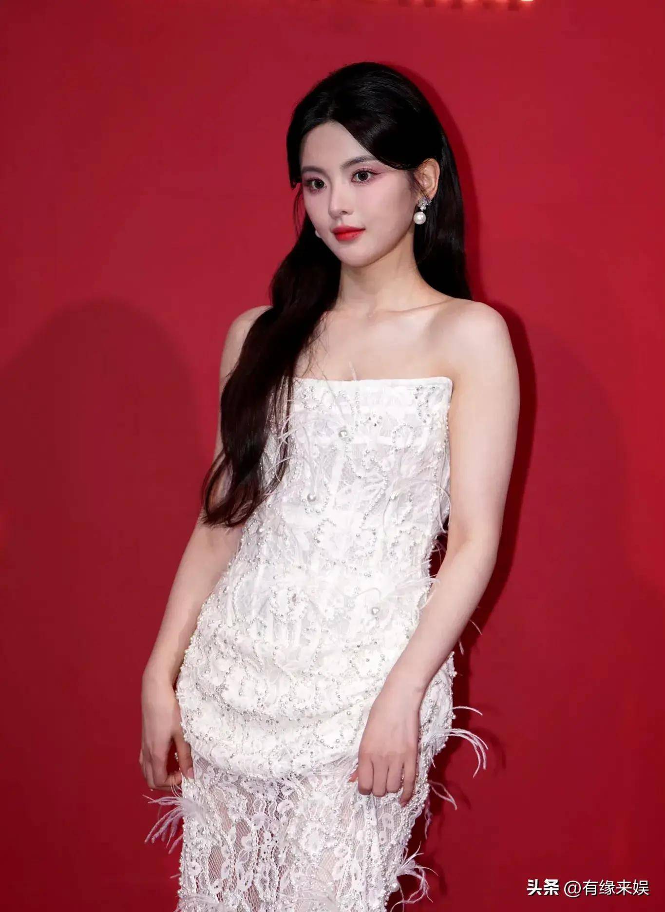 杨超越珍珠在腰间点缀,虽是一片黑色,但也不失趣味,氛围感十足.