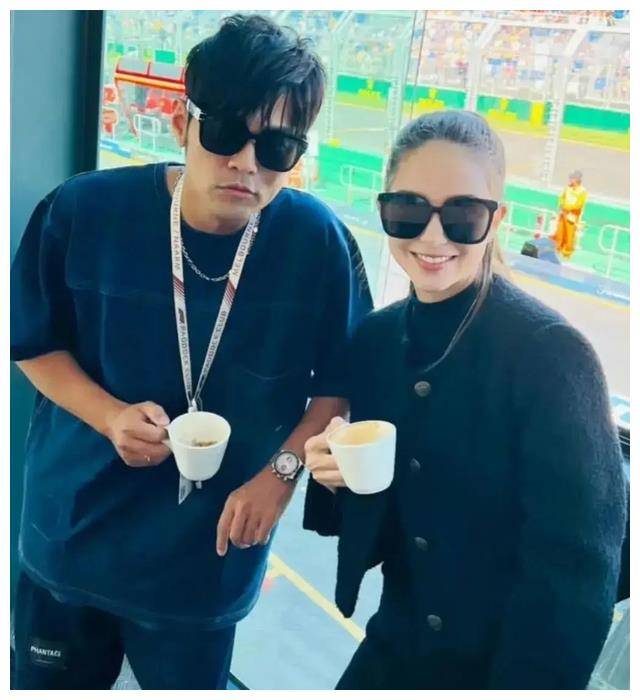 昆凌夫妇大方现身周杰伦清爽帅气时尚穿搭引人注目