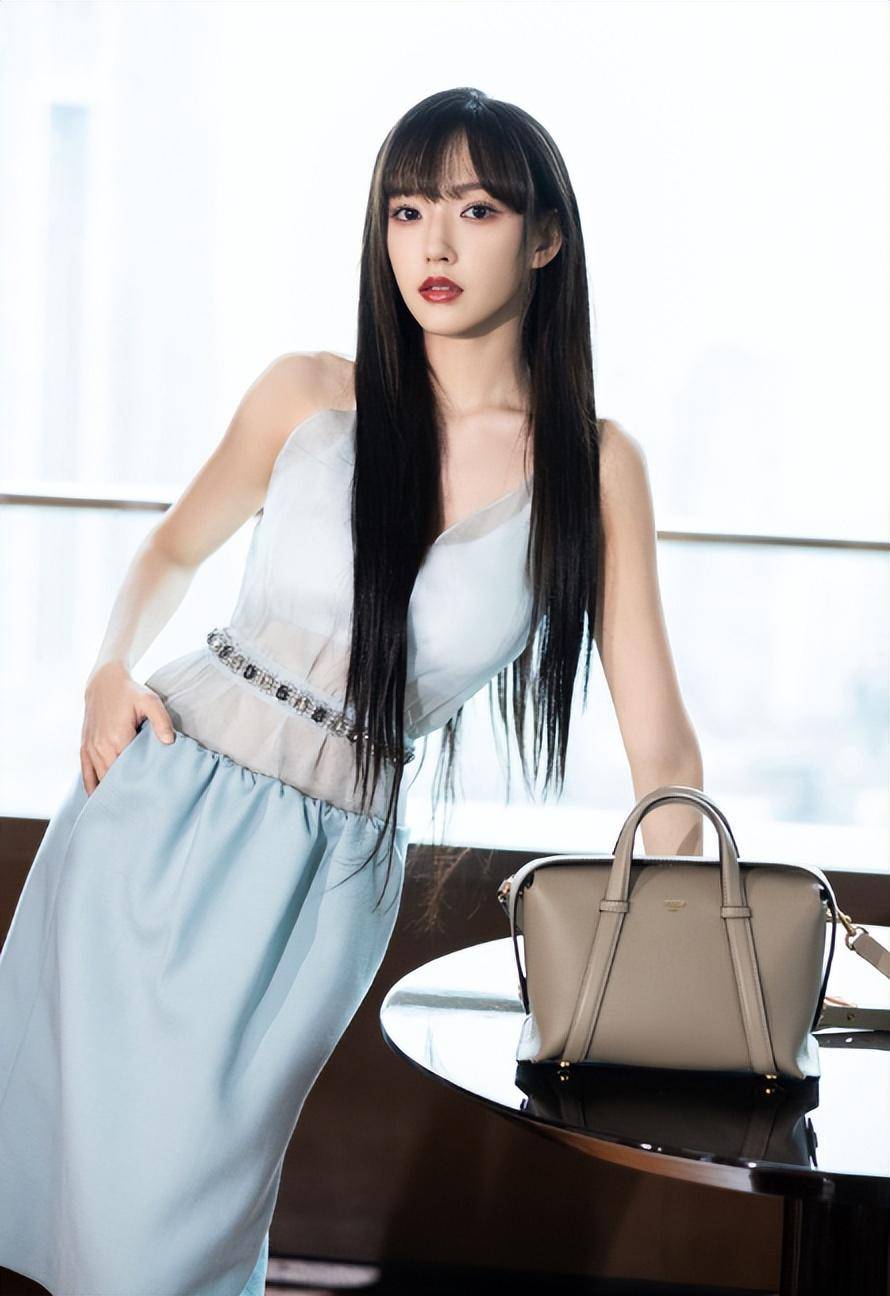 原创人间芭比程潇上围丰满傲人被称奶潇已活成一个笑话