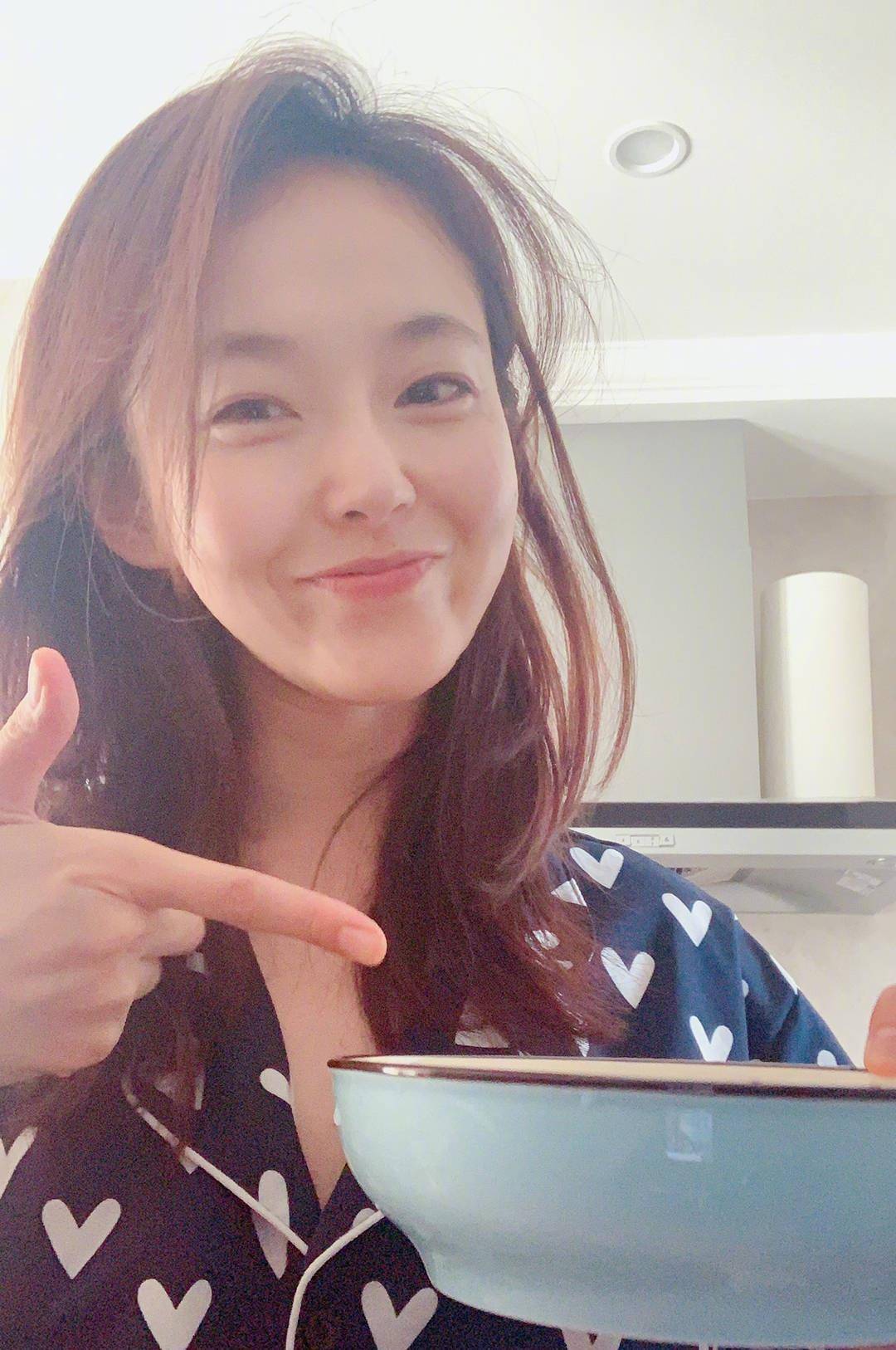 最近在综艺节目《我家那闺女》里面张佳宁在面对妈妈再婚这件事情上的