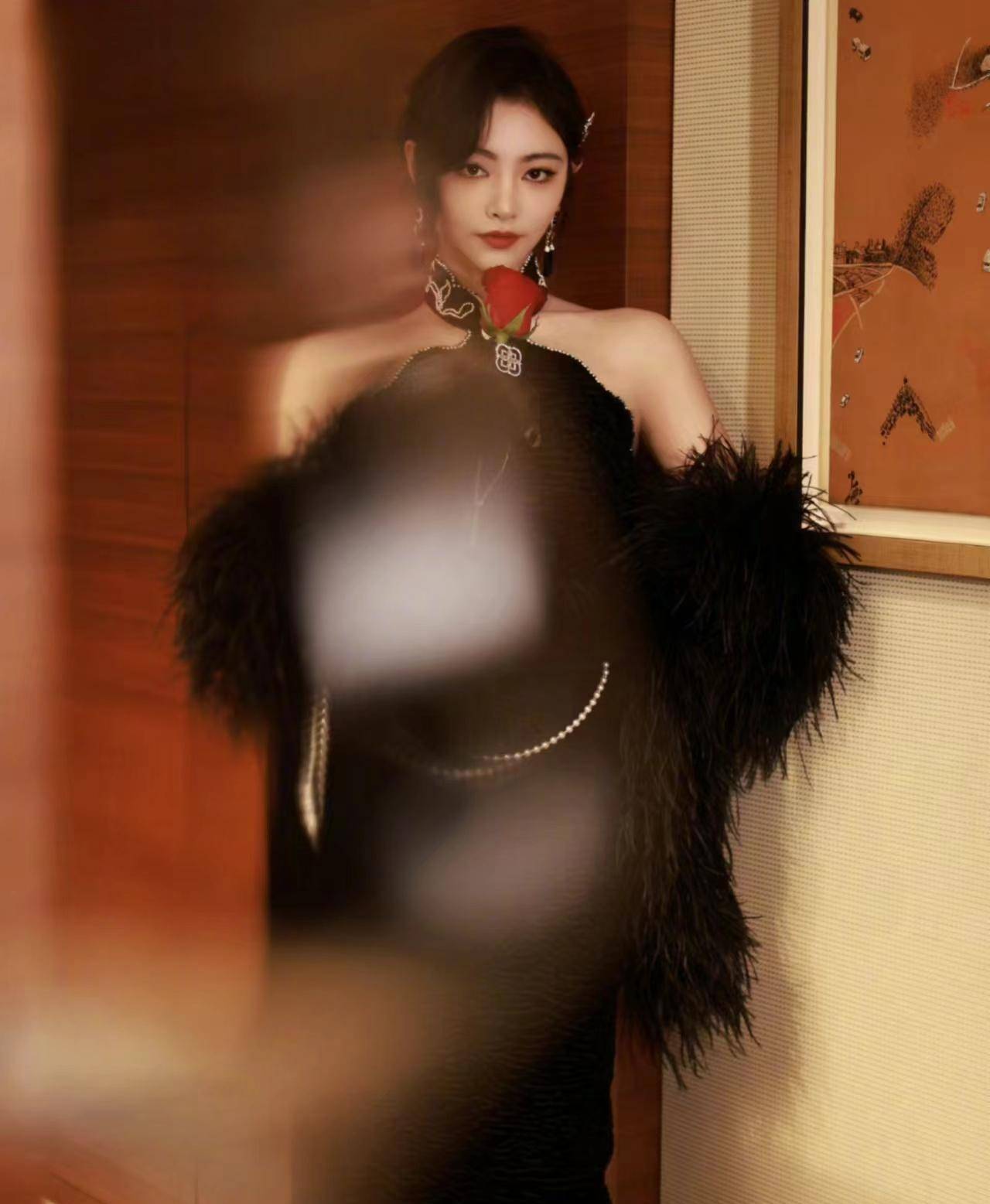 上海时装周高调复出,让出c位且遭小花们抢尽风头_杨颖_超越了_胡连欣