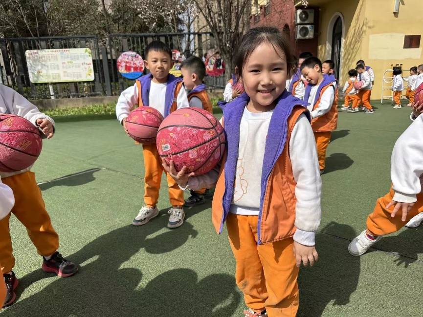 吉的堡幼儿园春日相育户外童行运动秀