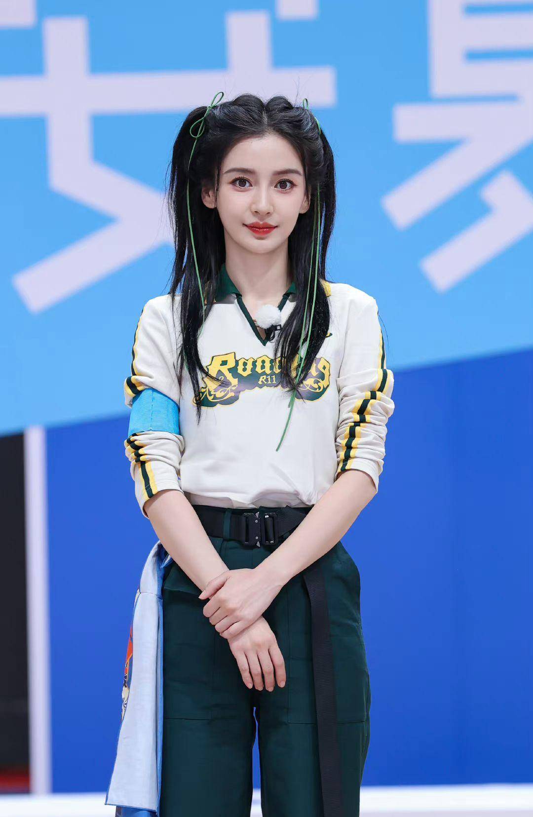 从去年开始,安慕希的baby代言就换成了白鹿.