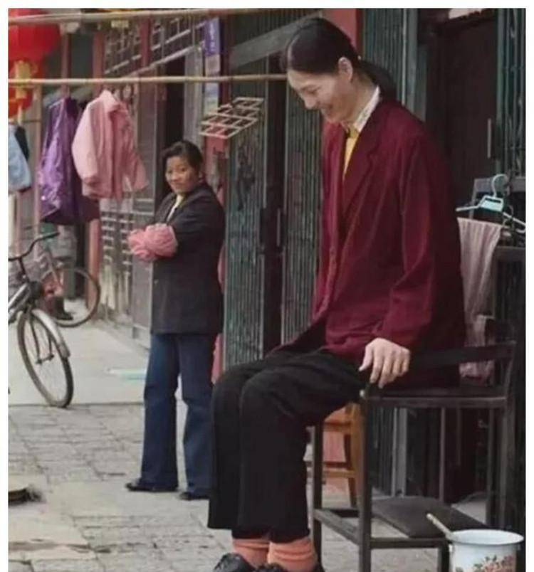 世界第一女巨人穿78码鞋子一顿吃两斤大米饭结局如何