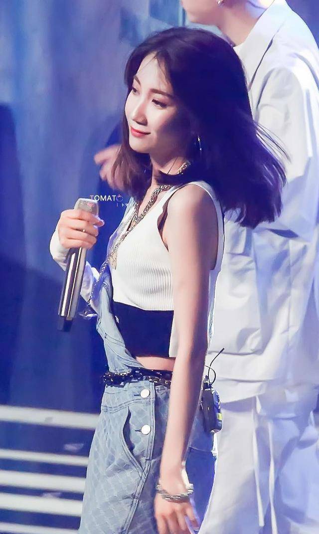 原创乃万果真是嘻哈圈拽姐音乐节表演间隙直言你姐我好得很劳你们操心