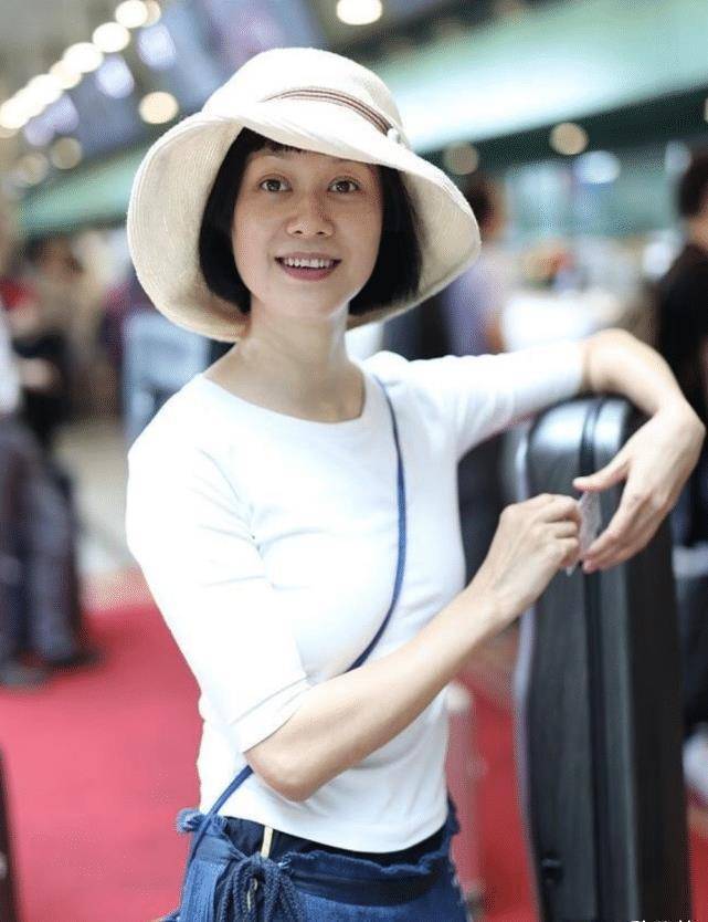 如今的倪虹洁早已结婚,据说她的老公杨荣还是一位身价不菲的富商