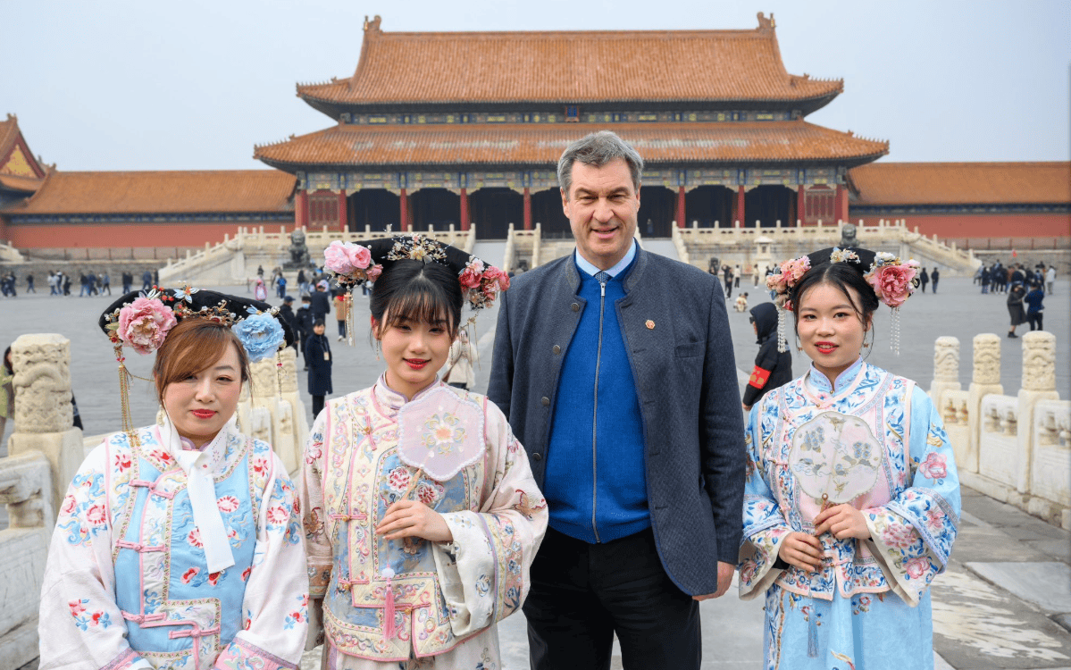 原创德国州长游故宫玩嗨了随行小姐姐扮清宫格格可惜名媛妻子没来