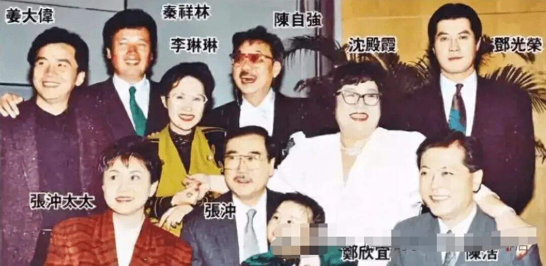 三哥是金牌经纪人陈自强,四哥是资深编剧陈皓,五哥是"万人迷"秦祥林