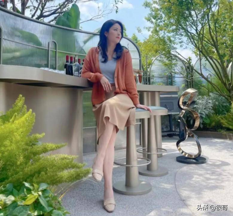 《花间令》的女演员换上现代装,鞠婧祎优雅时尚,吴佳怡判若两人