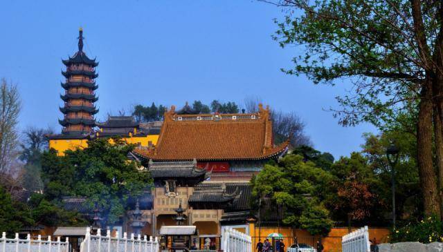 太子作为未来皇帝的继承人,肯定不能亲自进庙当和尚,于是宰相就说让