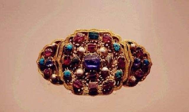 山东一小山包挖出2颗价值连城的猫眼石奢侈的乾隆也只有一颗